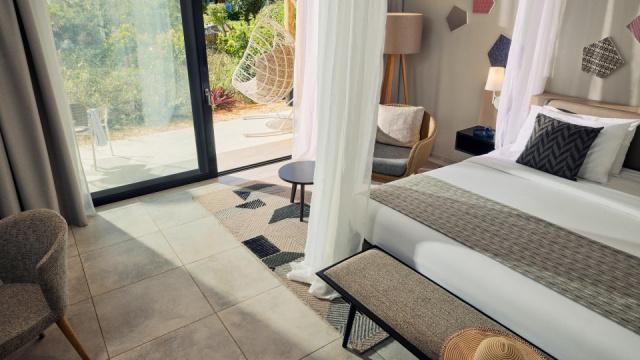 tui-blue-bahari-zanzibar-deluxe-room-modern-style-bedroom