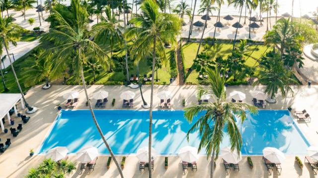 tui-blue-bahari-zanzibar-drone-mainpool