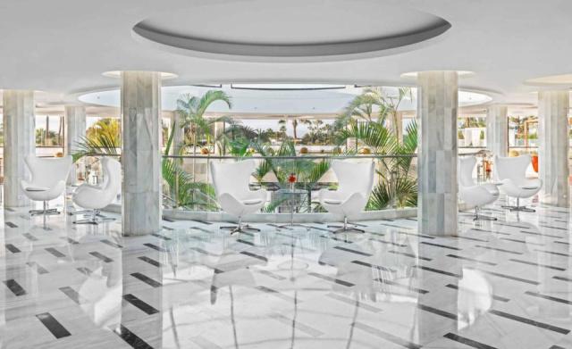 09-Hotel-Lobby