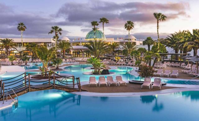 10-Pool-Area-Night-View