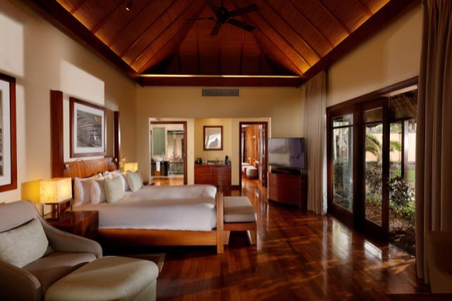 9_Shanti-Maurice-Resort-_-Spa_Shanti-Villa_Master-Bedroom_01