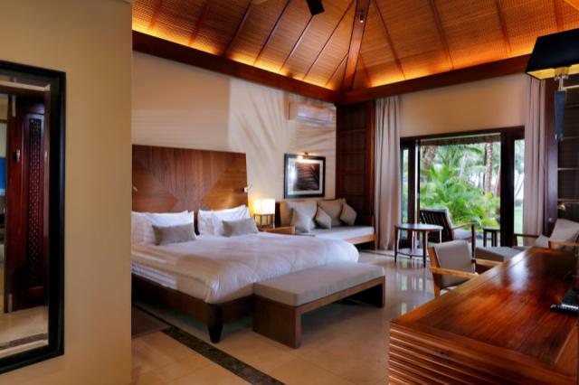 3_Shanti-Maurice-Resort-_-Spa_Oceanview-Pool-Villa_Master-Bedro