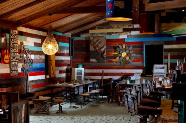 Shanti-Maurice-Resort-_-Spa_Rum-Shed-Bar-_-Grill_04