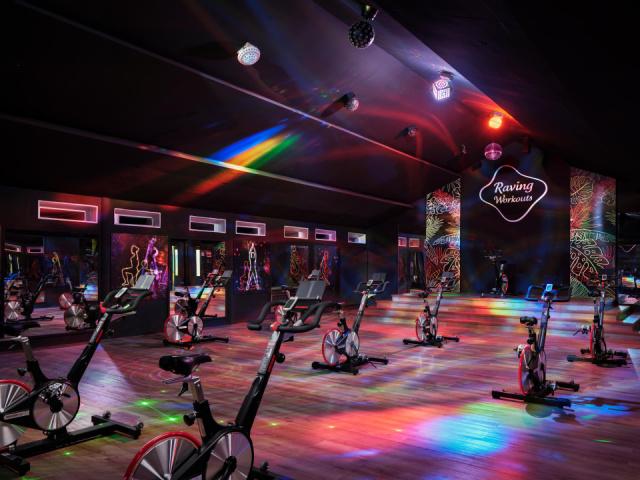 Villa Park - Studio Park - Raving Workouts - 4K