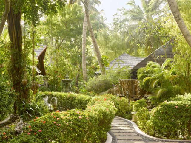 Villa Park - Araamu Spa - Pathway - 4K