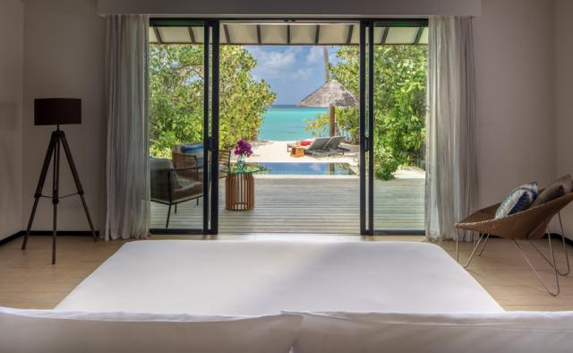 NH_Collection_Maldives_Havodda_Resort_Guest_Room_Sunrise_Beach_