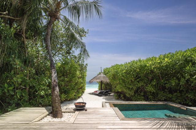 NH_Collection_Maldives_Havodda_Resort_Guest_Room_Sunset_Beach_P