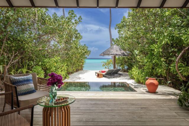 NH_Collection_Maldives_Havodda_Resort_Guest_Room_Sunset_Beach_P