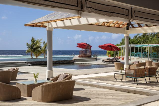 NH_Collection_Maldives_Havodda_Resort_Pool_View_Thari_Bar_Pool
