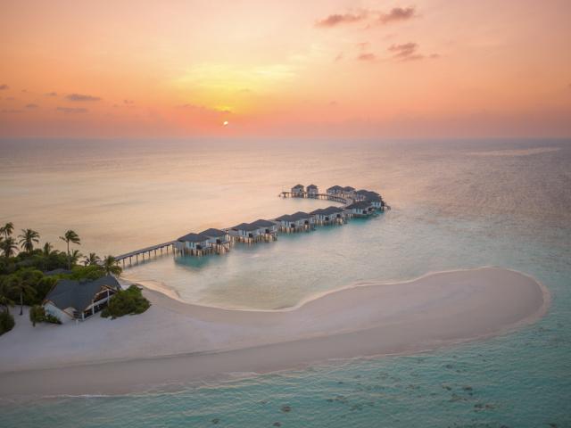 NH_Collection_Maldives_Havodda_Resort_Beach_Overwater_Villas_Su