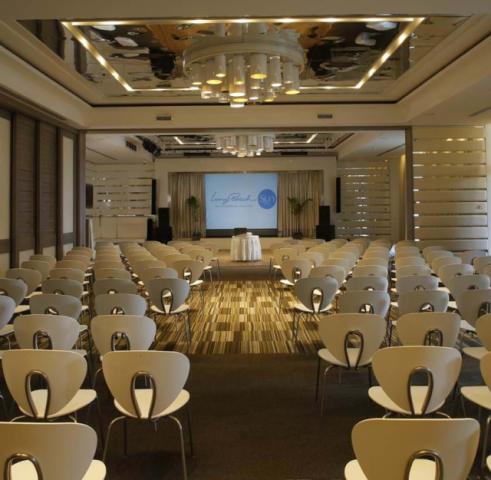 lb_conferencesetup_4-5000x3333-cd12e545-0982-4d80-ad29-ea7938ad