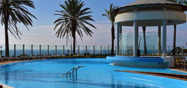 5-star-hotel-madeira-with-spa-outside-pool