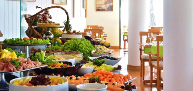 5-star-hotel-madeira-with-spa-cabo-girao-restaurant-meal