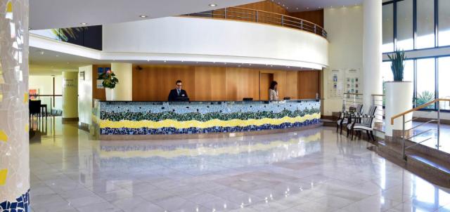 5-star-hotel-madeira-with-spa-front-office