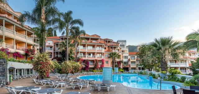 hotel-in-funchal-near-beach-pool
