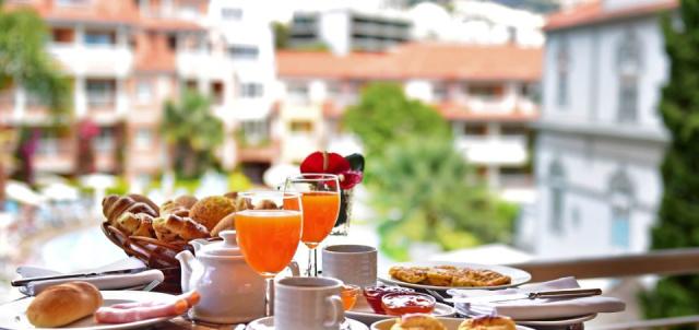 hotel-funchal-near-beach-room-service