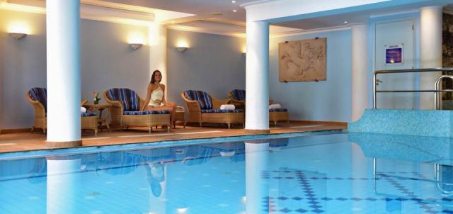 hotel-funchal-near-beach-indoor-pool