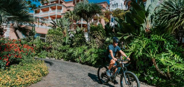 hotel-in-funchal-near-beach-entrance