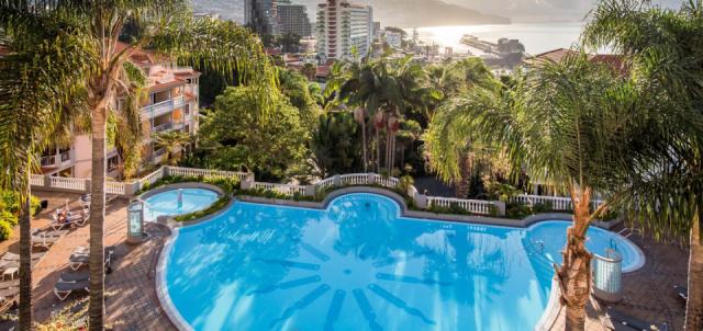 hotel-in-funchal-near-beach-outside2