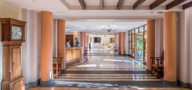 hotel-in-funchal-near-beach-lobby