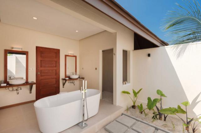 Beach-Villa-with-Pool-Bathroom-02-VARU-by-Atmosphere-1