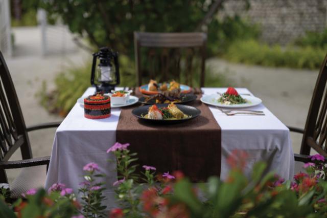 VARU-by-Atmosphere-OUTLETS-AND-DINING-KAAGE-DINING-TABLE-SET-UP