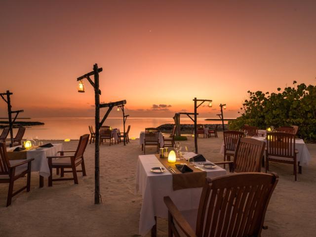 VARU-by-Atmosphere-OUTLETS-AND-DINING-CHARCOAL-BEACH-TABLE-SETU