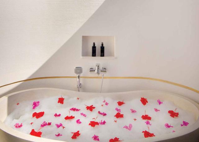 OBLU-SELECT-AT-SANGELI-DELUXE-BEACH-VILLA-WITH-POOL-BATH-TUB-VI