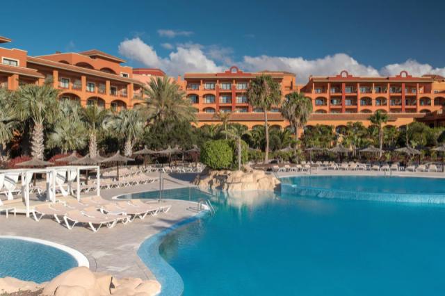 fuesi-outdoor-pool-6541-hor-clsc