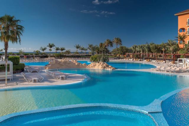 fuesi-outdoor-pool-6548-hor-clsc