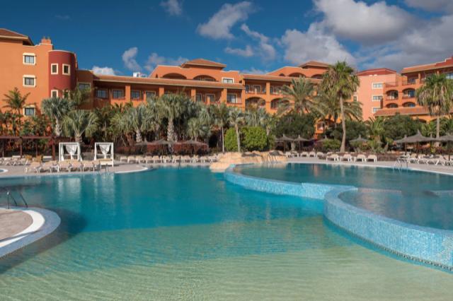 fuesi-outdoor-pool-6549-hor-clsc