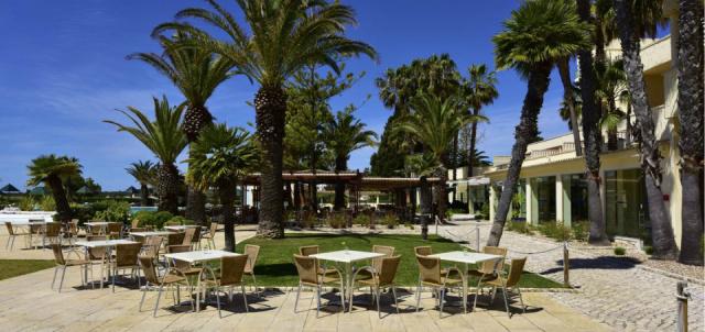 4-star-hotel-armacao-pera-pool-bistro