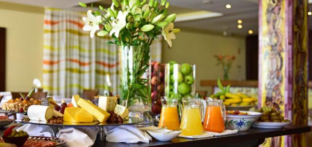 4-star-hotel-armacao-pera-breakfast