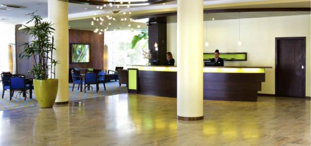 4-star-hotel-armacao-pera-front-office