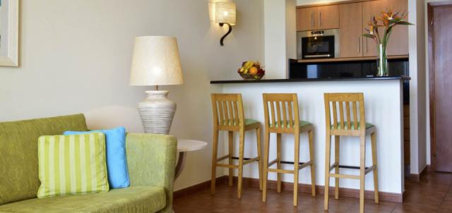 4-star-hotel-armacao-pera-suite-living-room
