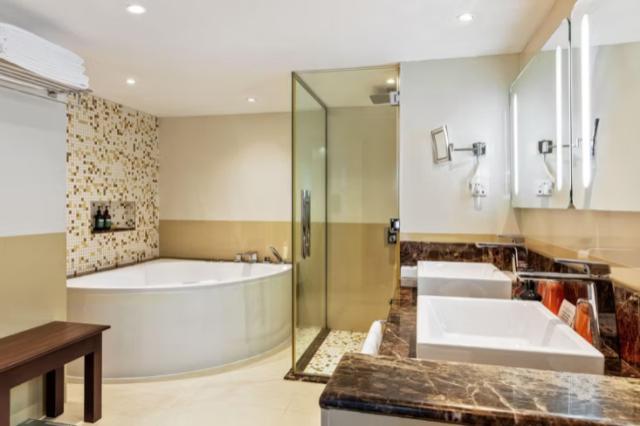 crowne-plaza-muscat-7695544026-3x2