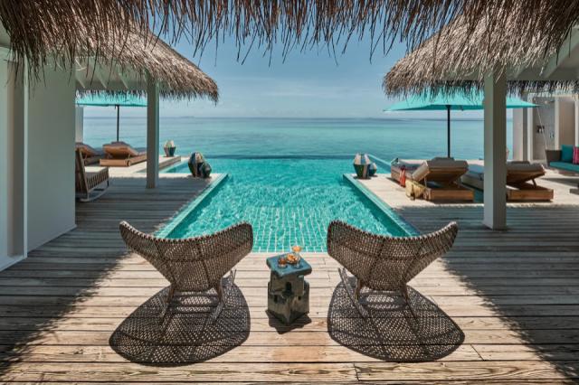 luxury-resort-maldives-rooms-rockstar-villa-outdoor-area-with-p