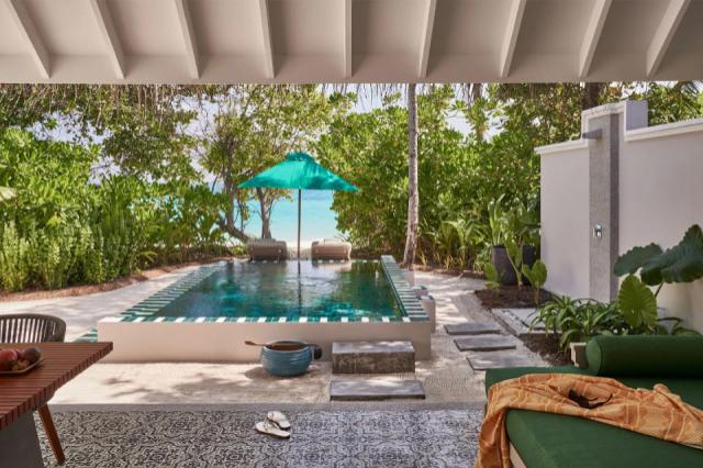 luxury-resort-maldives-rooms-beach-pool-villa-pool-terrace