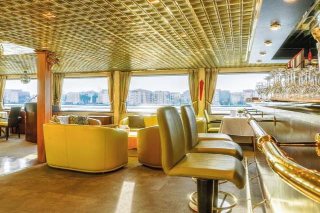 salon-bar2-pont-superieur-ms-michelangelo-venise-italie-gazella
