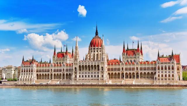 danube-hongrie-budapest-parlement-v-e-shutterstock