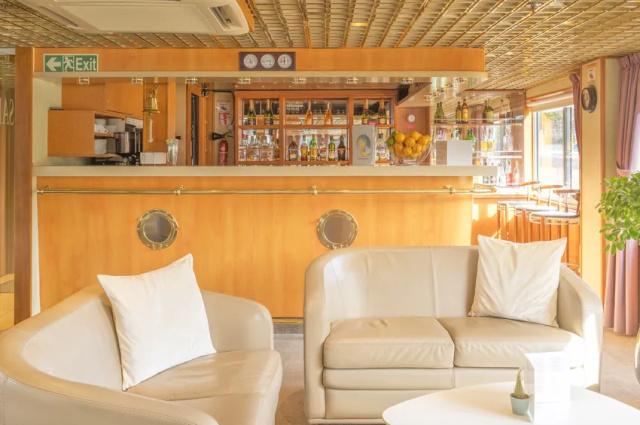 belle-de-cadix-salon-bar-eloisabril