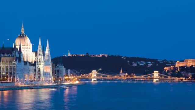 hongrie-danube-budapest-parlement-by-night-croisieurope
