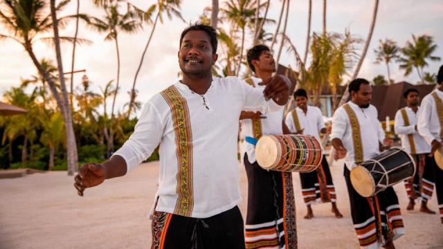 tui-blue-olhuveli-romance-maledivian-culture-evening