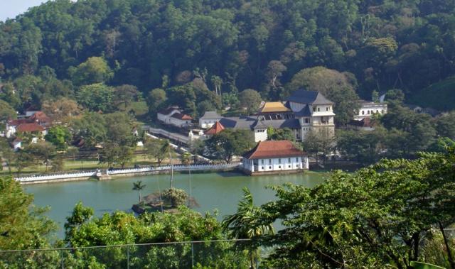 Sri_Lanka_-_Kandy,_Temple_of_the_Tooth_-_panoramio-2v