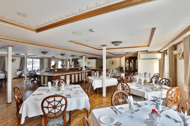 restaurant02-rv-ganges-voyageur-inde-gange-croisieuropejpg