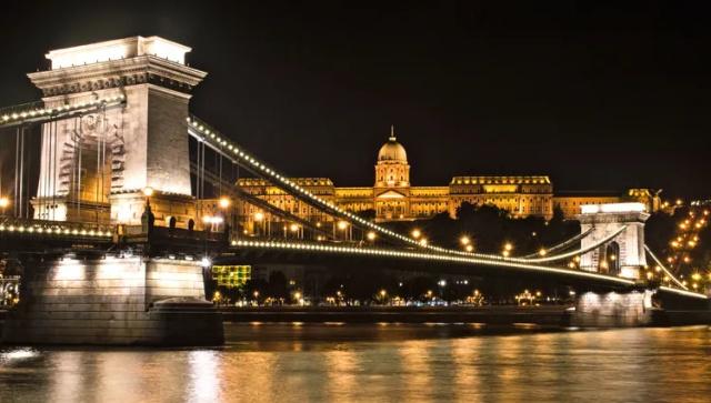 hongrie-danube-budapest-by-night03-croisieurope
