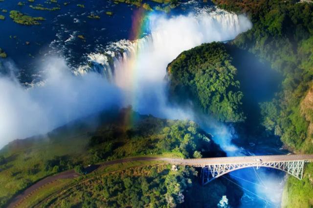 afrique-zambeze-chutes-victoria-slider-excursions-fleuves-du-mo