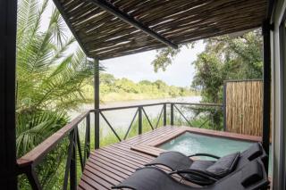 tn_1733917802_terrasse-piscine-vue-fleuve-cascade-lodge-namibie