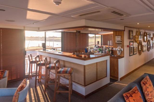 bar-rv-african-dream-zambeze-croisieurope-kevin-hogan
