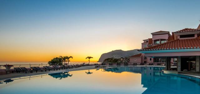 all-inclusive-hotel-funchal-near-beach-pool00-overview